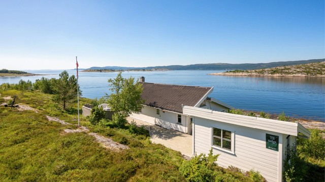 Det er oppført en praktisk utvendig bod med gode lagringsmuligheter.