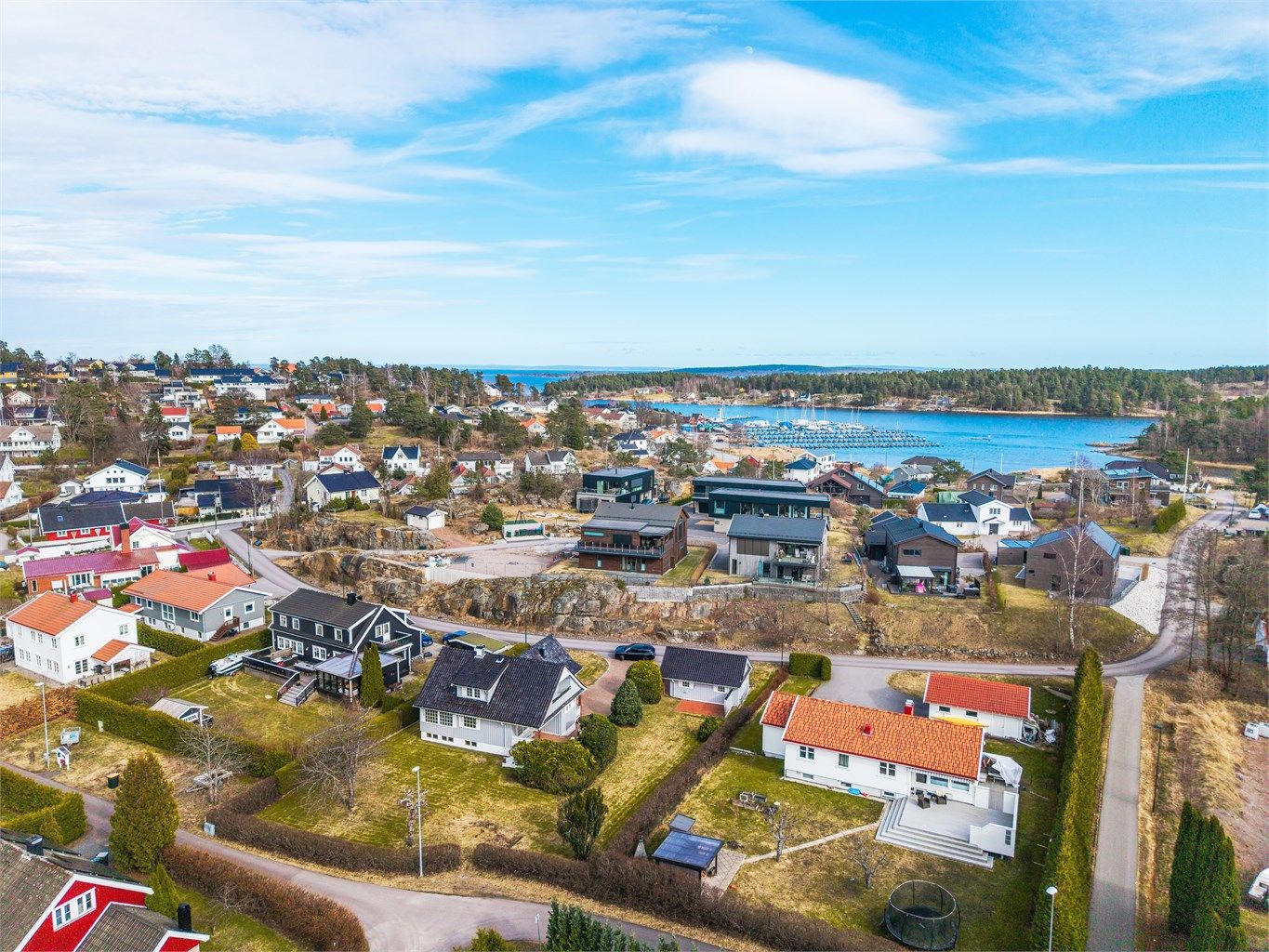 Eiendommen ligger i et etablert og rolig nabolag på Nøtterøy, med nærhet til sjøen.