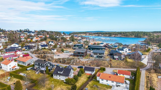 Eiendommen ligger i et etablert og rolig nabolag på Nøtterøy, med nærhet til sjøen.