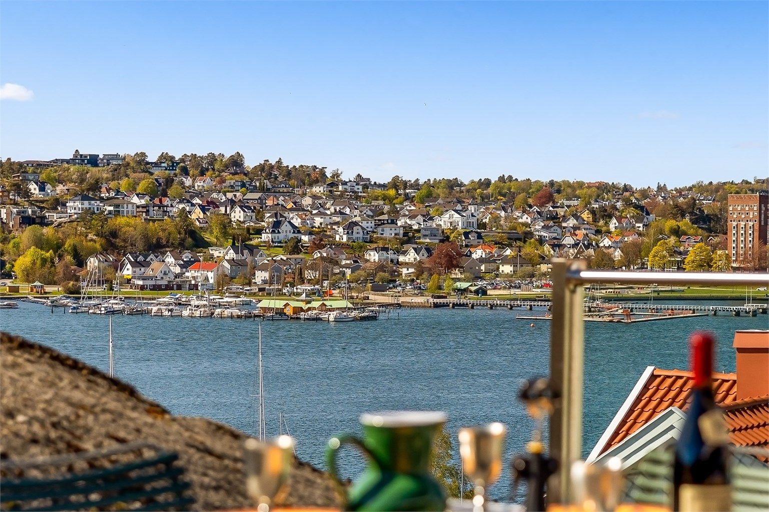 En moderne enebolig fra 2021 med gjennomgående høy standard, bygget for å maksimere utsikt og sol. Foto: [Kron Media AS]
