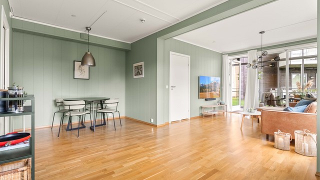 Lys og åpen stue-/spisestueløsning med gode møbleringsmuligheter og store vindusflater som slipper inn rikelig med naturlig lys.