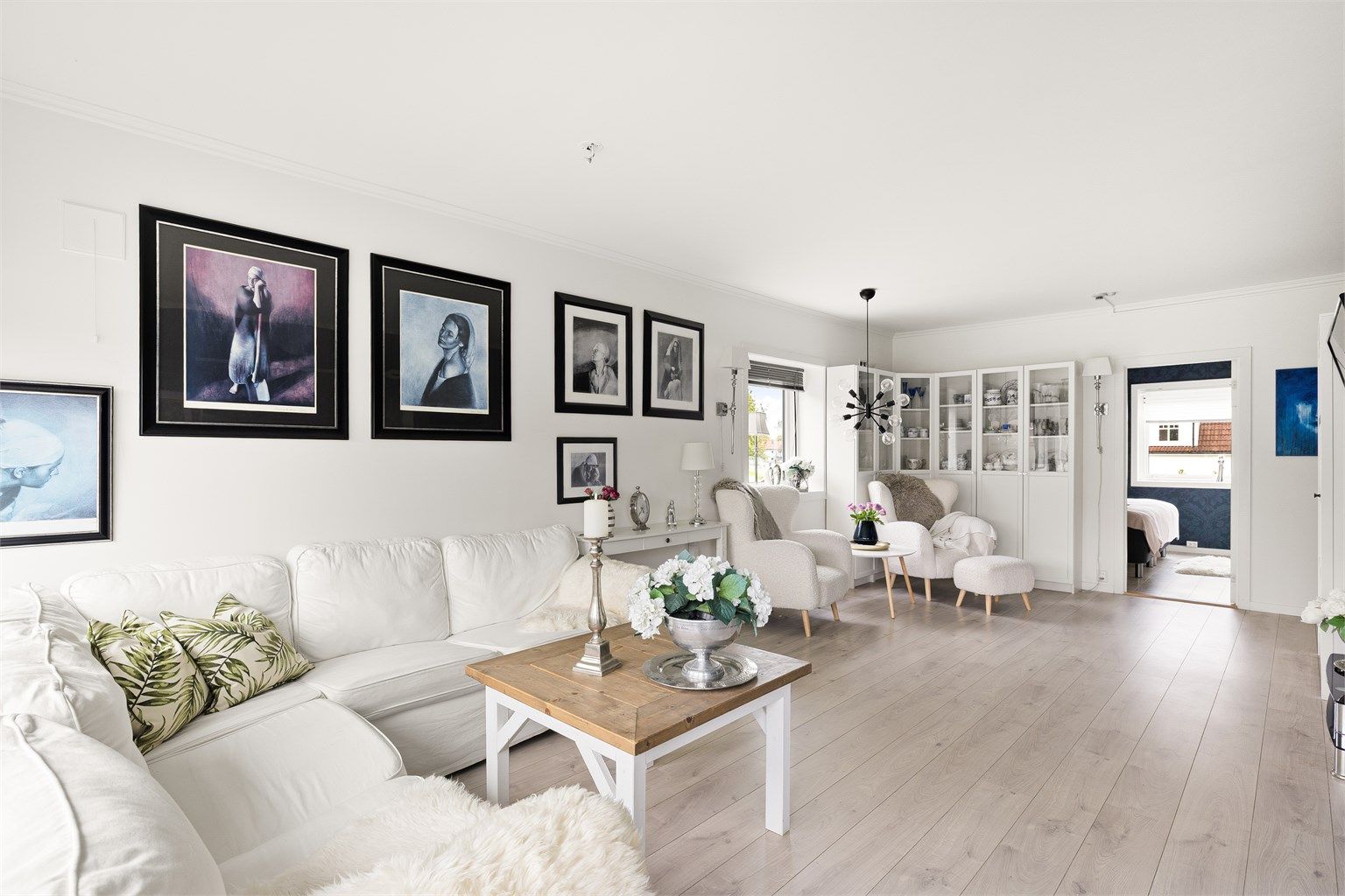 Store deler av leiligheten ble pusset opp etter 2018. Lys én-stavs laminat er lagt på gulvet i alle rom utenom badet.