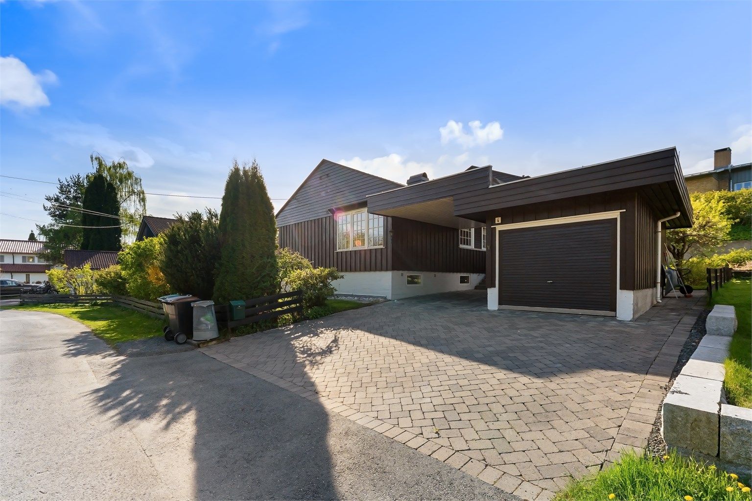 Huset har en sentral beliggenhet med kun ca. 5 min gange til Bekkestua sentrum med det meste av servicetilbud