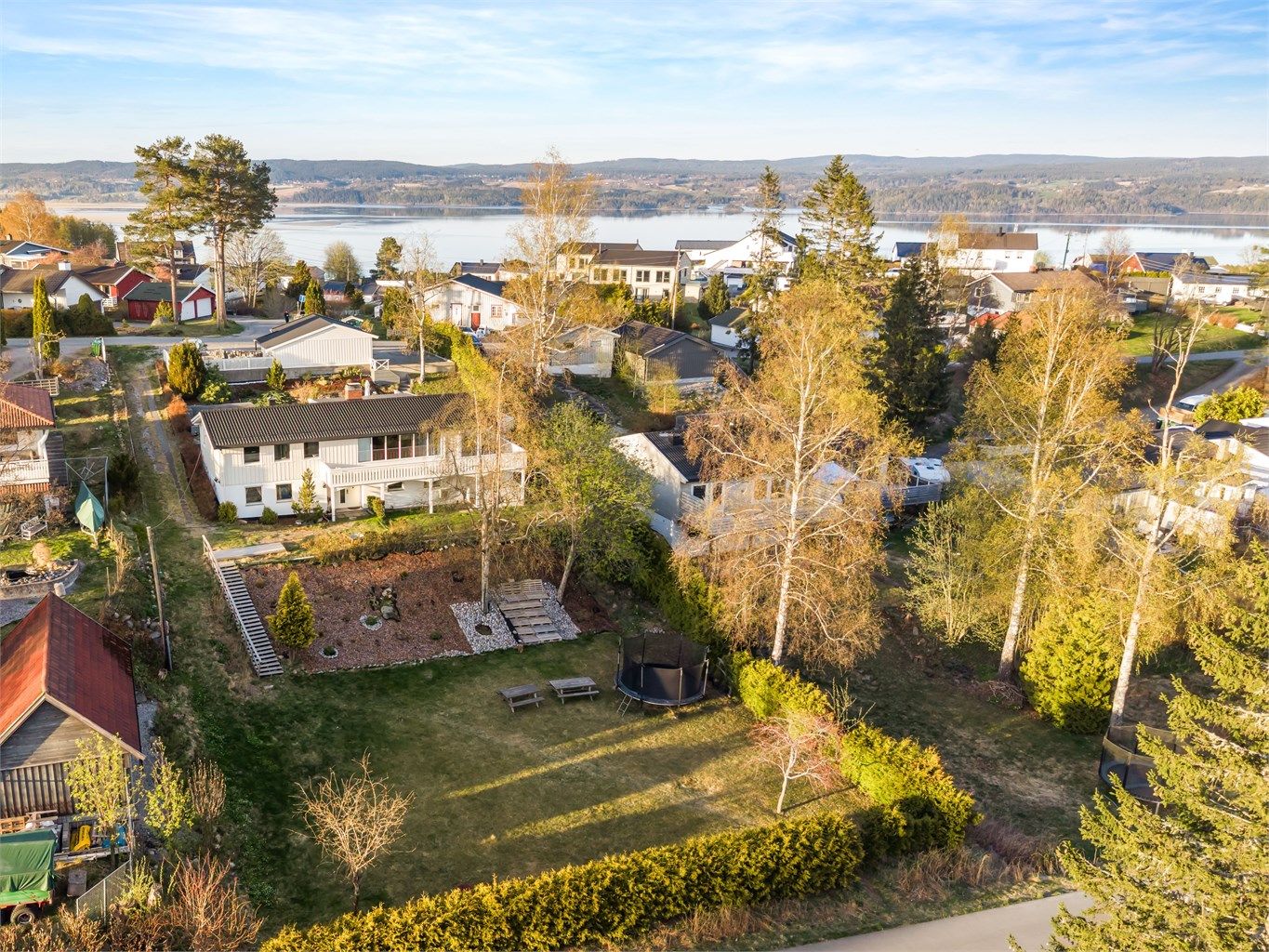 Eiendommen ligger sentralt på Flateby, med nærhet til både sentrale strøk og natur.