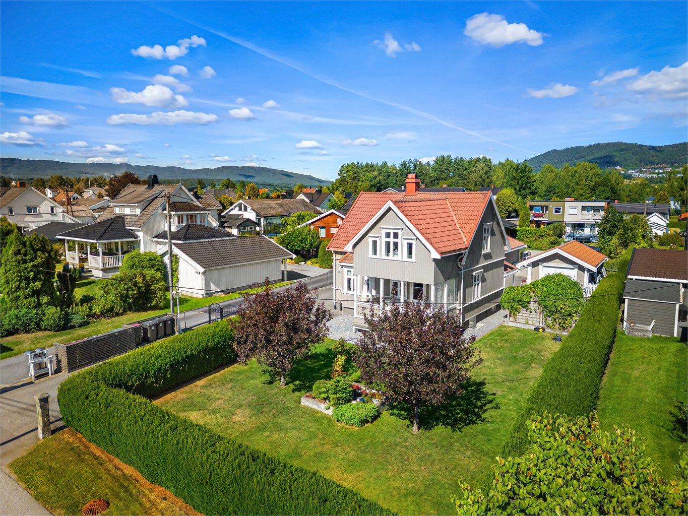 Tiltalende enebolig beliggende i et attraktivt boligområde med kort vei til barneskole
Foto: Emotional Landscape Production Ole Thoresen
