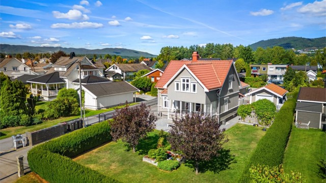 Tiltalende enebolig beliggende i et attraktivt boligområde med kort vei til barneskole
Foto: Emotional Landscape Production Ole Thoresen