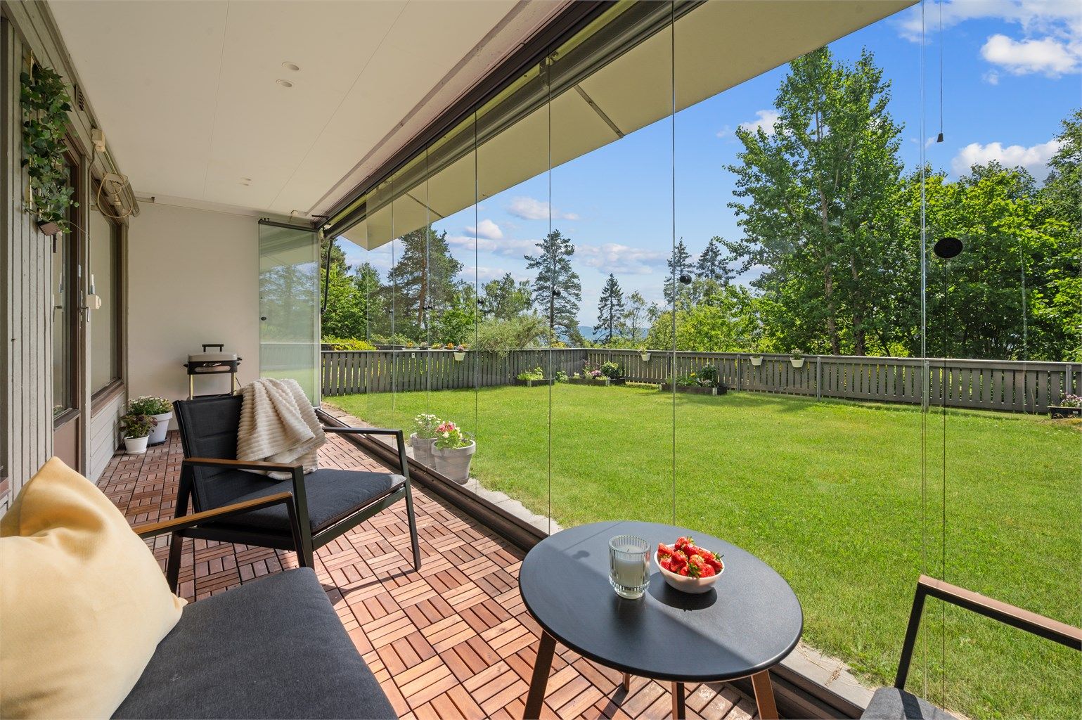 Krogsveen v/Jonas Ekse Hovland gleden av å presentere denne romslige leiligheten med stor, innglasset terrasse og privat, skjermet hage.