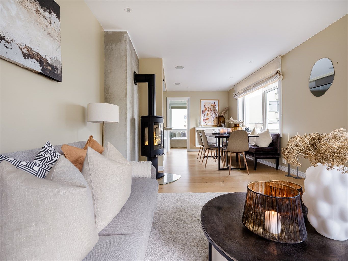 Stuen ble malt i 2022 i en lun og varm farge.