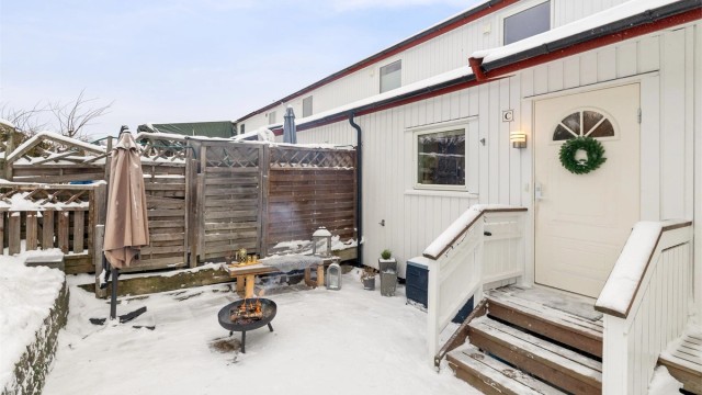 Krogsveen ved Remi Bangsund har gleden av å presentere Veitvetsvingen 3C - et innholdsrikt rekkehus over tre plan med skjermet beliggenhet i attraktive Veitvedt Hageby.