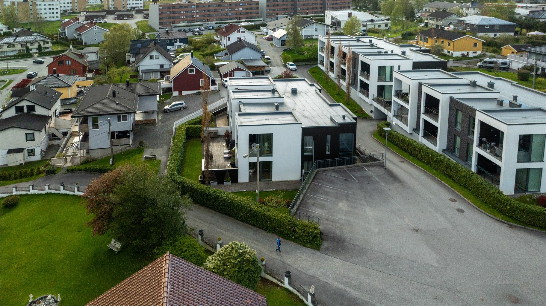 Innkjøringen til garasjeanlegget ligger under blokkene til høyre i bildet
