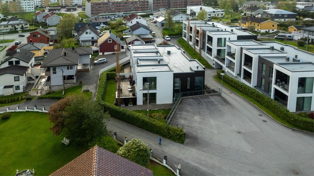 Innkjøringen til garasjeanlegget ligger under blokkene til høyre i bildet