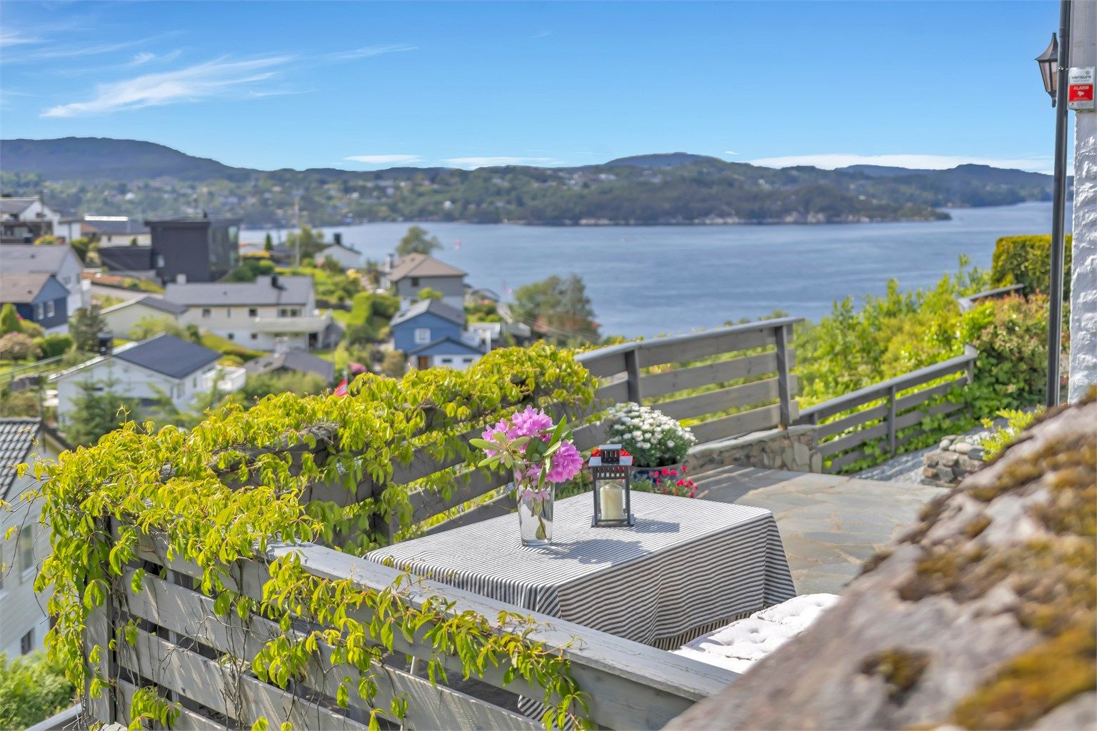 Flott opparbeidet eiendom med mange fine solplasser.