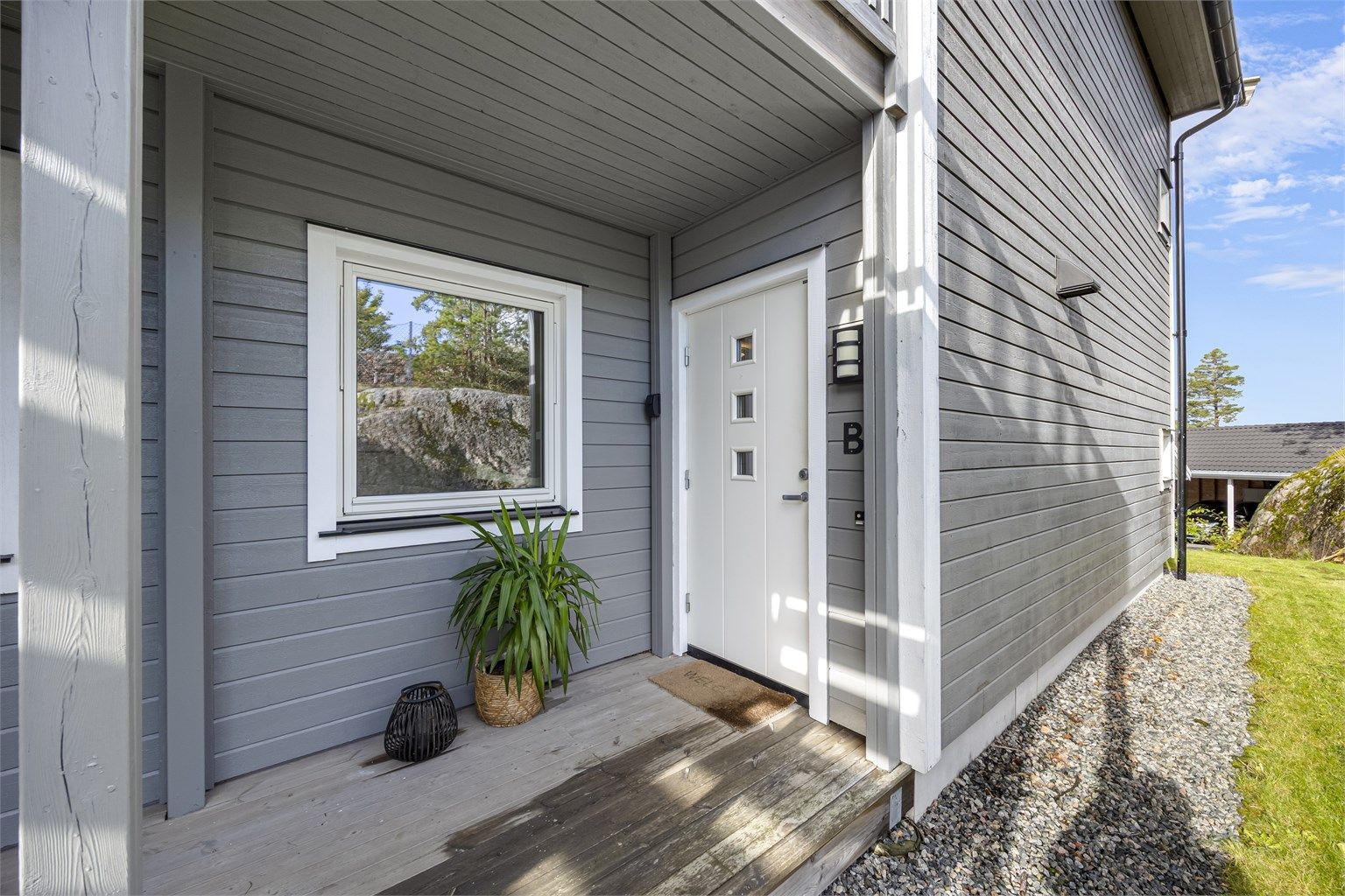 Flott inngangsparti med takoverbygg.