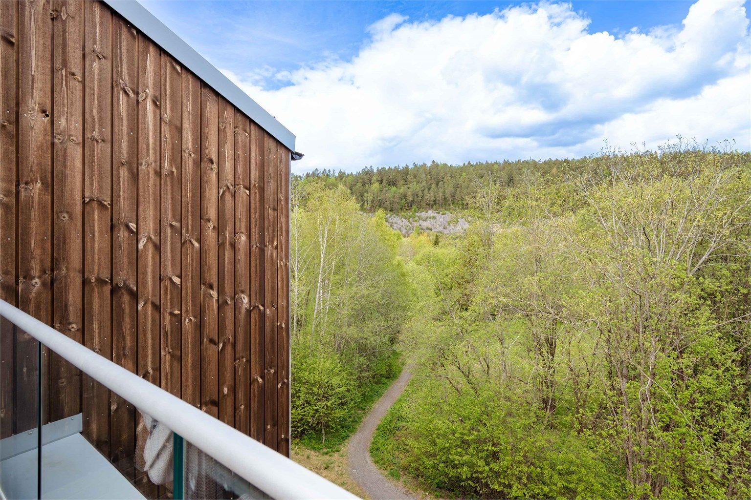 Herfra er det utsikt over nærområdet og de grønne omgivelsene.