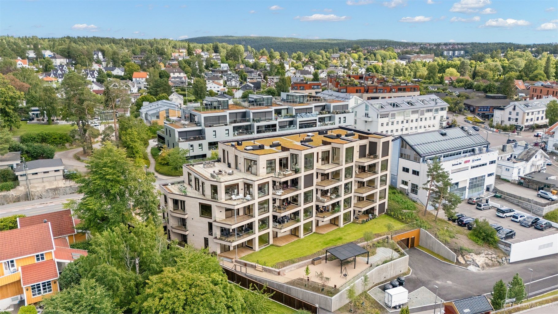 Eiendommen ligger sentralt til midt på Sæter, i hjertet av Nordstrand. Når du tar heisen ned til bakkeplan har du trikken og alle servicetilbudene på Sæter lett tilgjengelig