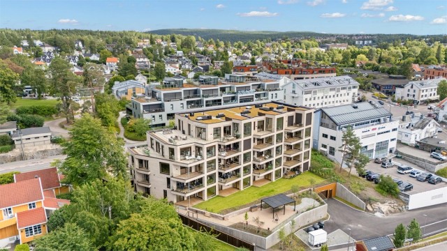 Eiendommen ligger sentralt til midt på Sæter, i hjertet av Nordstrand. Når du tar heisen ned til bakkeplan har du trikken og alle servicetilbudene på Sæter lett tilgjengelig