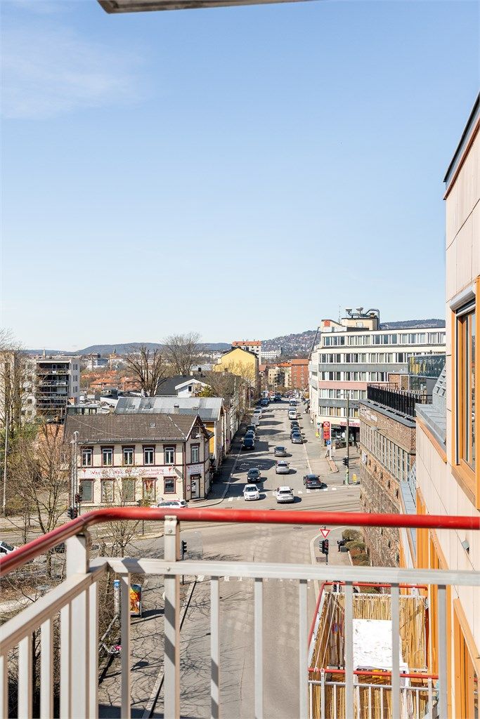 Utsikt nedover gaten fra balkongen.