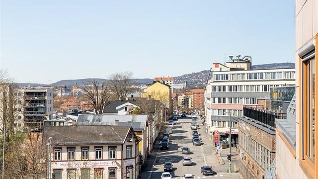 Utsikt nedover gaten fra balkongen.