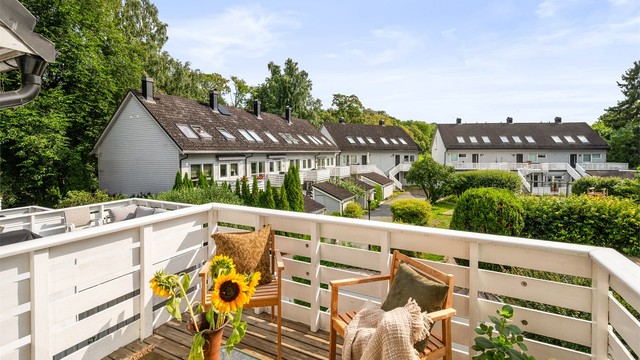 Den perfekte plassen for morgenkaffen med flott utsyn mot det grønne nærområdet.