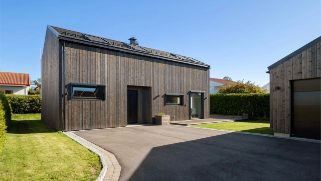 Asfaltert innkjøring sørger for enkel adkomst og gode parkeringsmuligheter i garasje og gårdsplass.