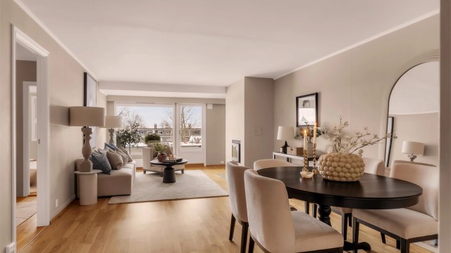 Stuen er romslig og gir god plass til både sofa, TV-benk, spisestue og øvrig møblement.