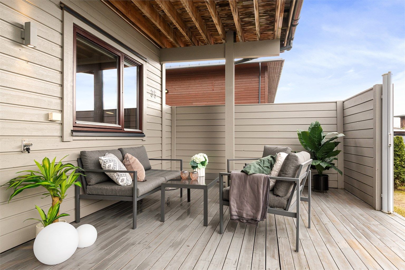 Fra entrè er det utgang til en romslig og delvis overbygget terrasse på hele 31 m².