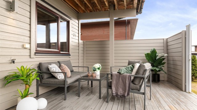 Fra entrè er det utgang til en romslig og delvis overbygget terrasse på hele 31 m².