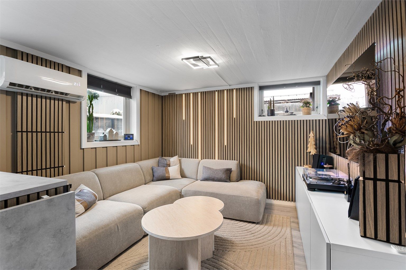 Overflater i kjeller: Laminat og fliser på gulv. Malte flater, panel, spilekledning og panelplater på vegger. Malte flater og plater i himling. - Hybel