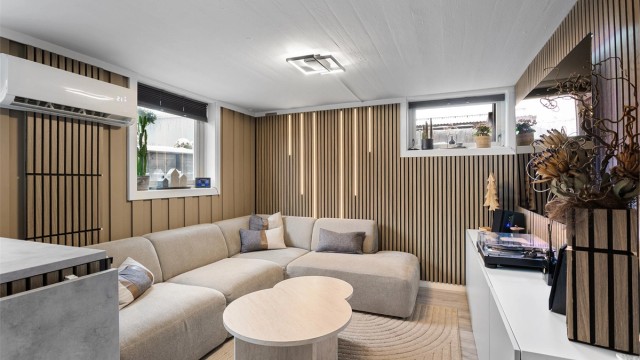 Overflater i kjeller: Laminat og fliser på gulv. Malte flater, panel, spilekledning og panelplater på vegger. Malte flater og plater i himling. - Hybel