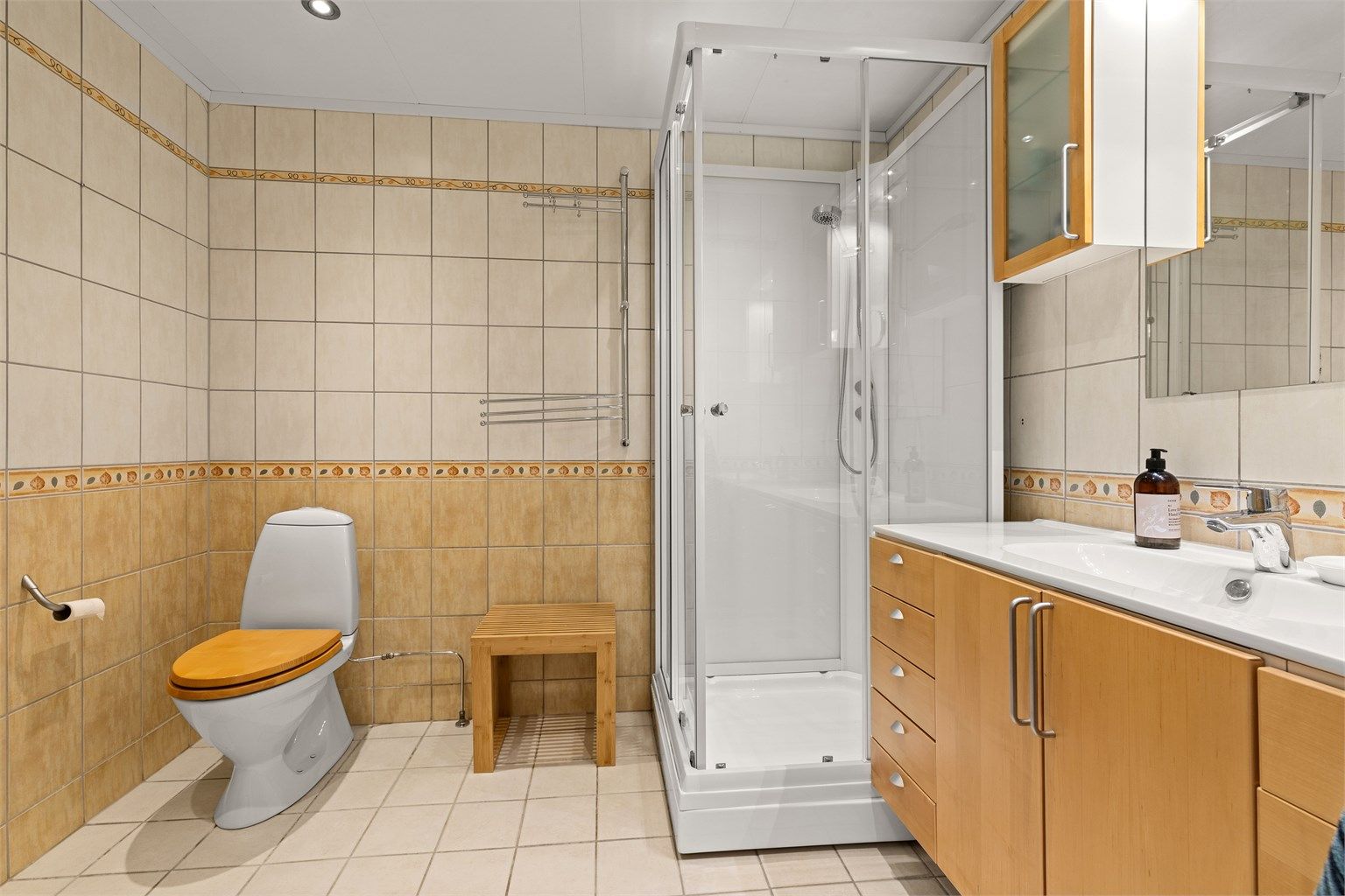 Bad/wc i 1 etg. med fin romslighet. Badet er eldre med fremstår bra vedlikeholdt. Liten lekasje fra kjøkken over badet er reparert som forsikringssak ihht til opplysning fra selger. 