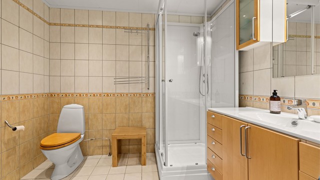 Bad/wc i 1 etg. med fin romslighet. Badet er eldre med fremstår bra vedlikeholdt. Liten lekasje fra kjøkken over badet er reparert som forsikringssak ihht til opplysning fra selger.