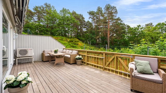 Romslig terrasse på hele 24 kvm med god plass til utemøbler i rolige og hyggelige omgivelser