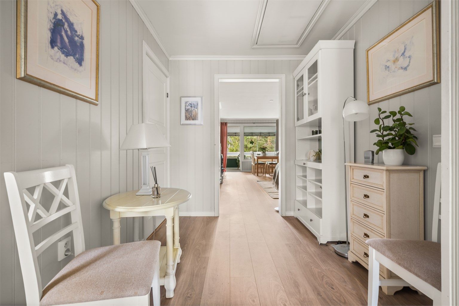 Fra entréen leder en gang deg videre inn i leiligheten. Gjennomgående laminatgulv i de fleste oppholdsrom.