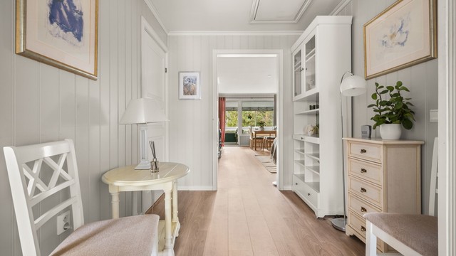 Fra entréen leder en gang deg videre inn i leiligheten. Gjennomgående laminatgulv i de fleste oppholdsrom.