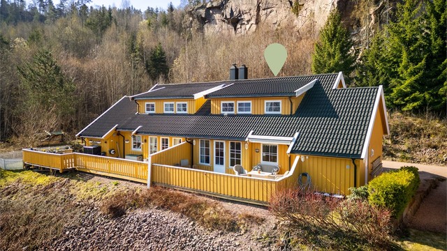 Tomten er opparbeidet med noe gressplen med diverse beplantninger og gruset gårdsplass.