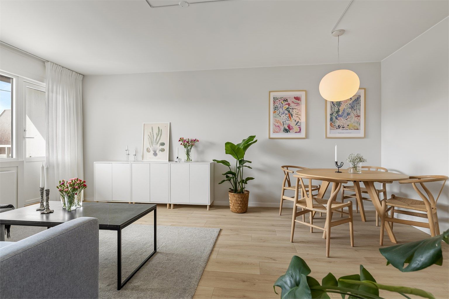 Stuen har god plass til både sofagruppe og spisebord.