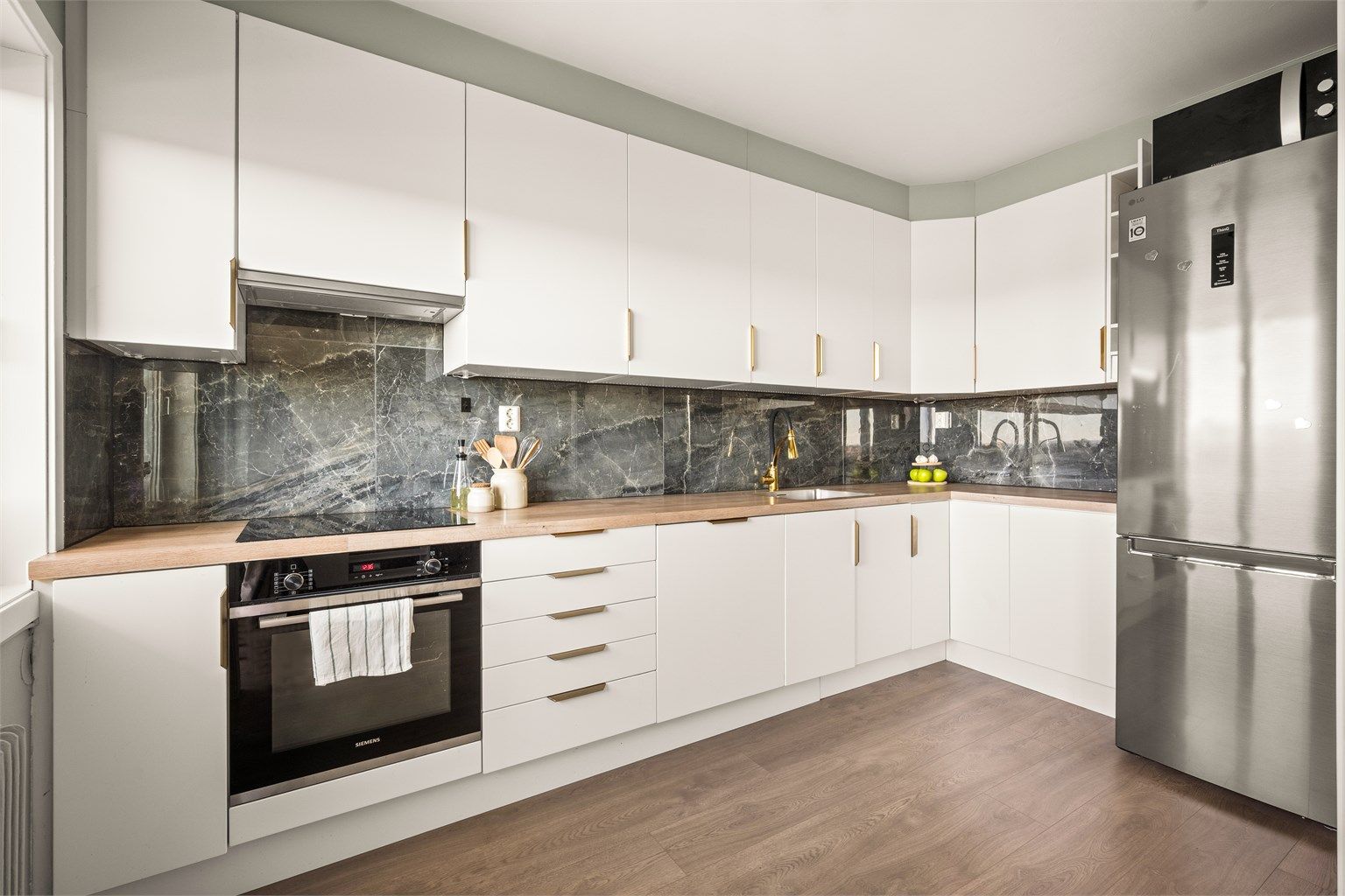 Praktisk kjøkken med god skap- og benkeplass.