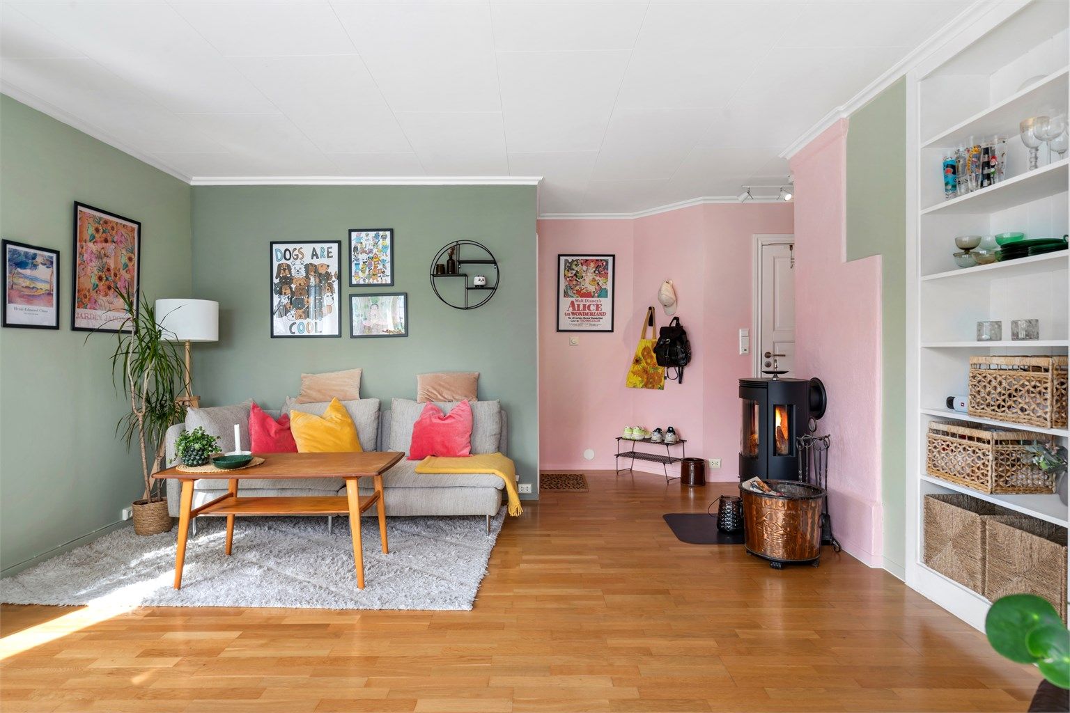 Trivelig og praktisk planløsning med gjennomgående god standard. 