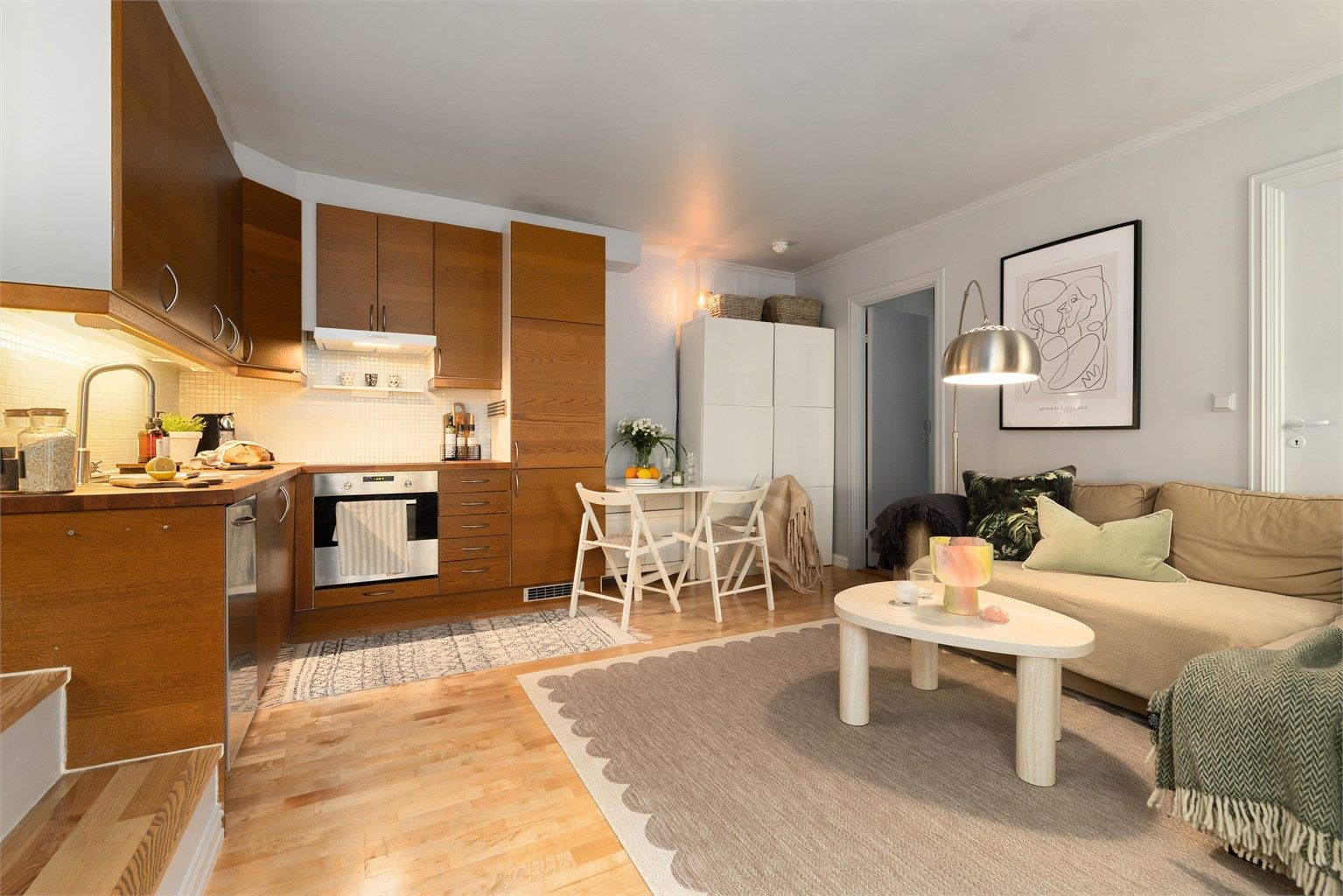 . Her finnes godt med plass for både sofagruppe og tv-seksjon, med flere innredningsmuligheter