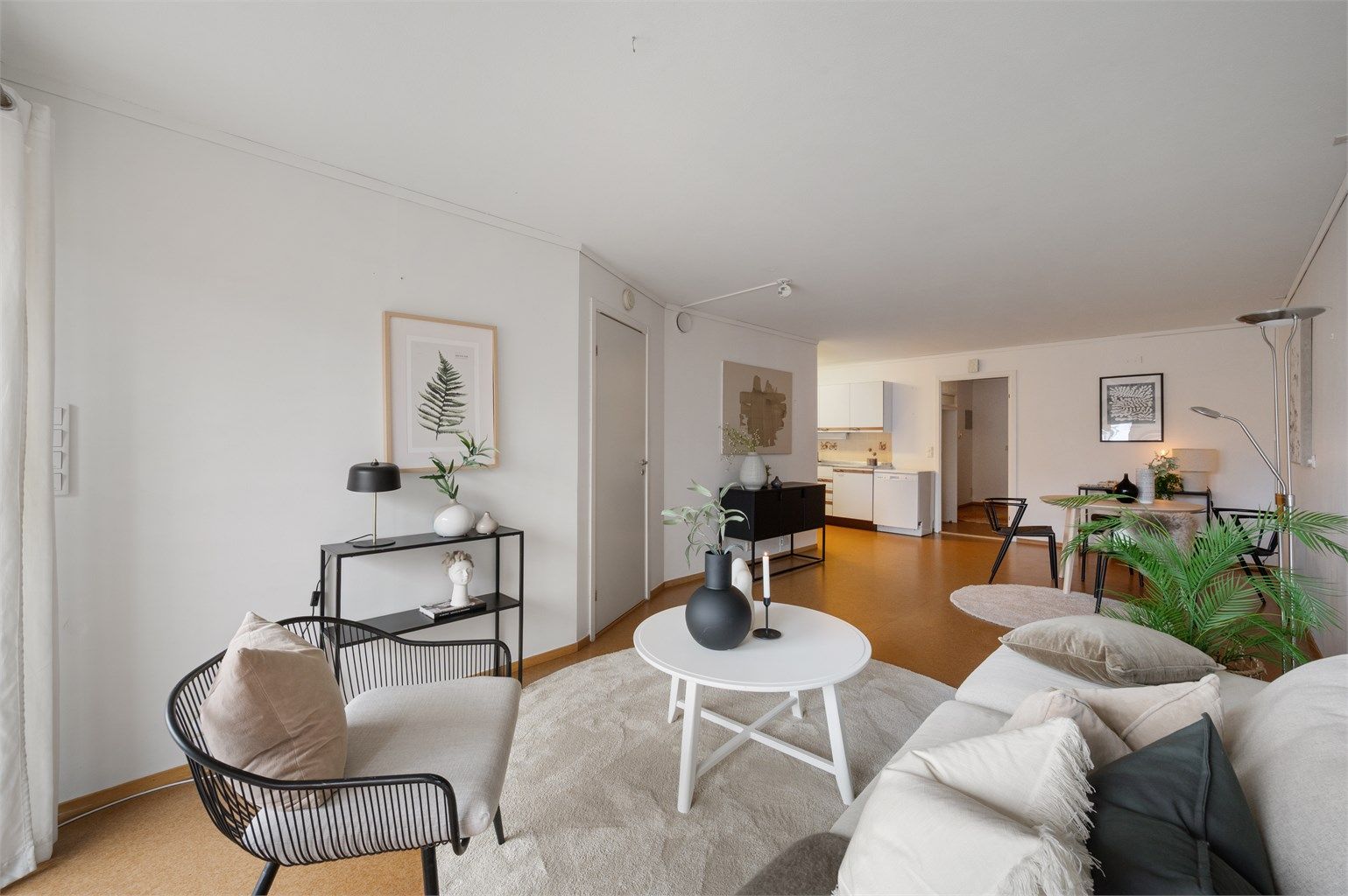 Leiligheten fremstår som lys og romslig. Balansert ventilasjon som sørger for et godt inneklima.