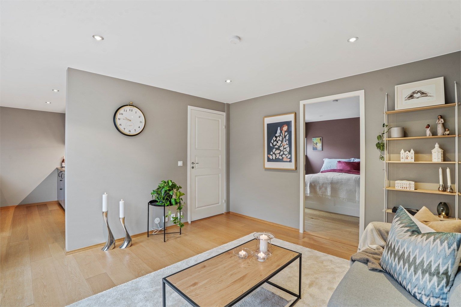 Stuen har parkett på gulv og plass til sofagruppe.
Foto: Martin Nordbø