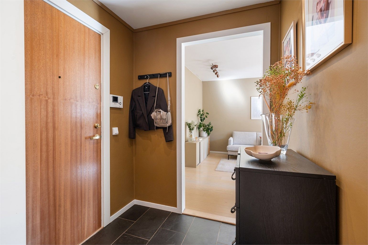 Velkommen inn til en romslig og innbydende entré!