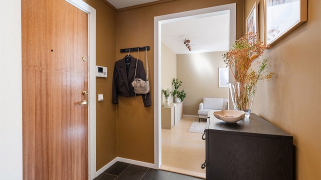 Velkommen inn til en romslig og innbydende entré!