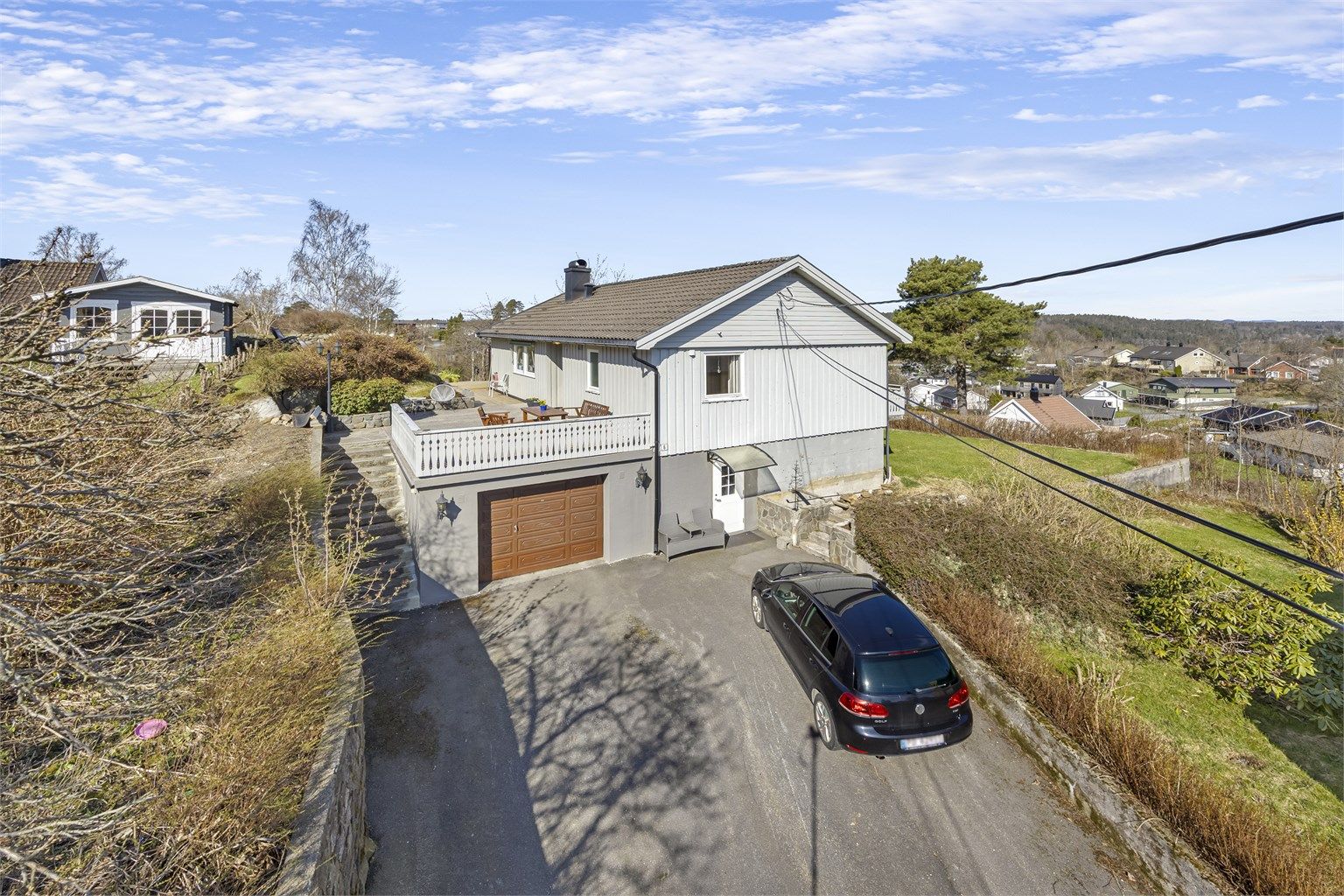 Velkommen til Svalestien 6! En innholdsrik enebolig med integrert garasje på 36 m² og store uteplasser, beliggende i et rolig og etablert nabolag på Stenklev.