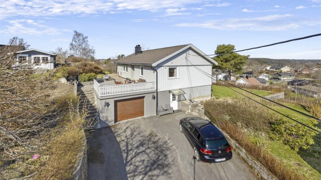 Velkommen til Svalestien 6! En innholdsrik enebolig med integrert garasje på 36 m² og store uteplasser, beliggende i et rolig og etablert nabolag på Stenklev.