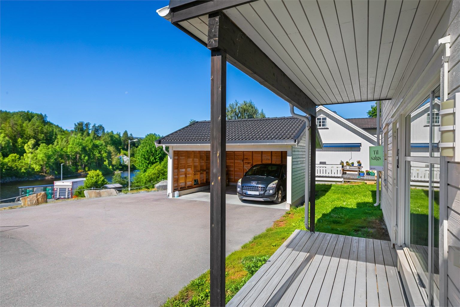 Fra plattingen på 7 m² er det enkel adkomst til egen parkeringsplass i carportanlegget.