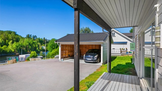Fra plattingen på 7 m² er det enkel adkomst til egen parkeringsplass i carportanlegget.