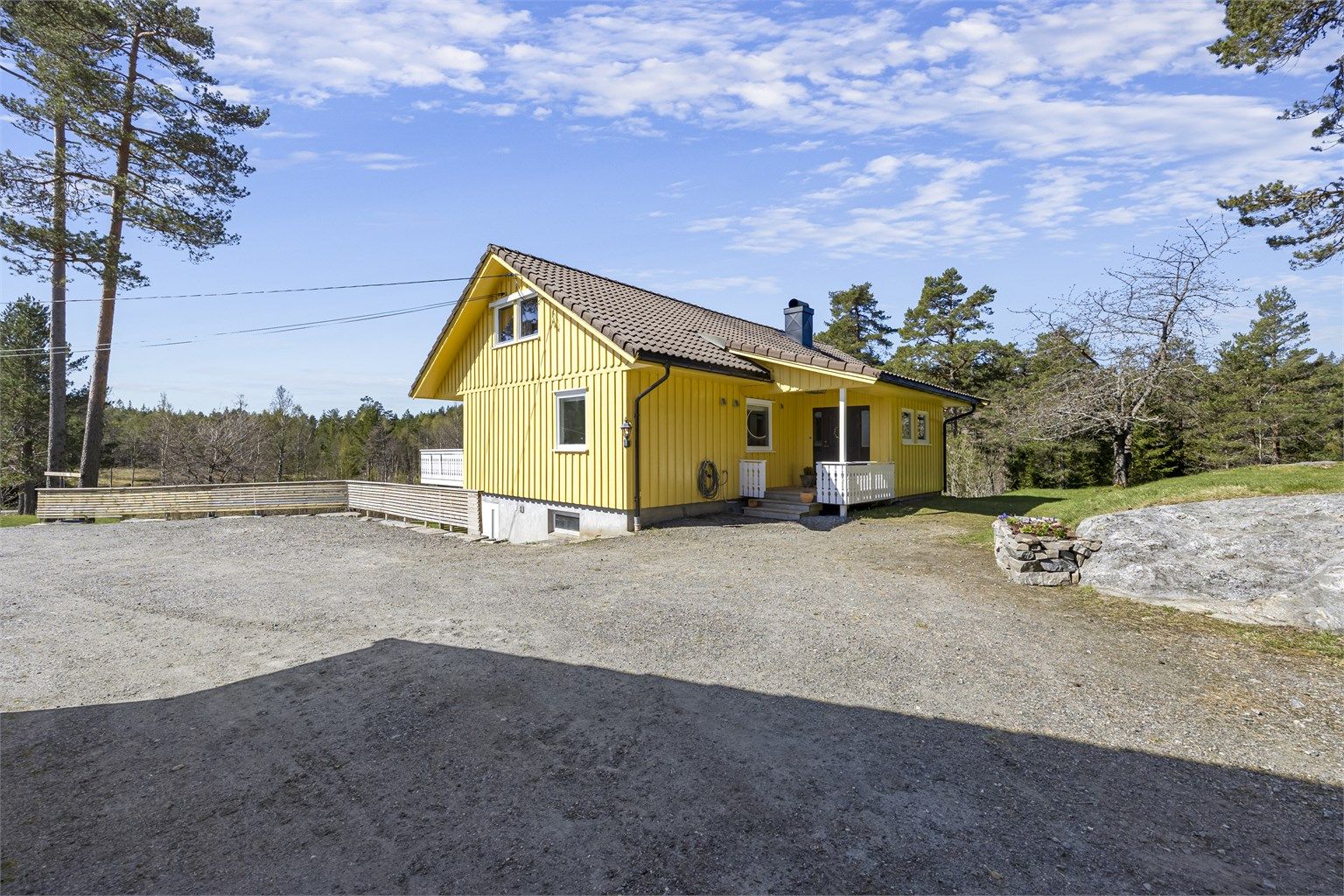 Stor, gruset gårdsplass gir rikelig med parkeringsmuligheter for både beboere og gjester.
