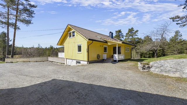 Stor, gruset gårdsplass gir rikelig med parkeringsmuligheter for både beboere og gjester.