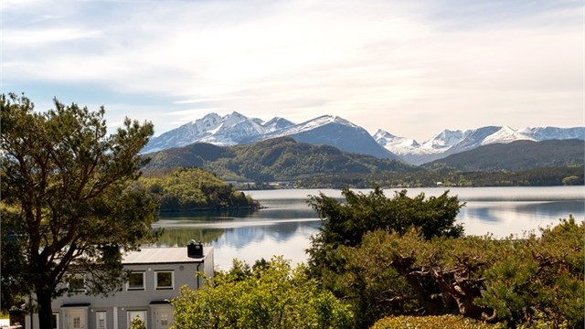 Fra eiendommen ser man utover Borgundfjorden.